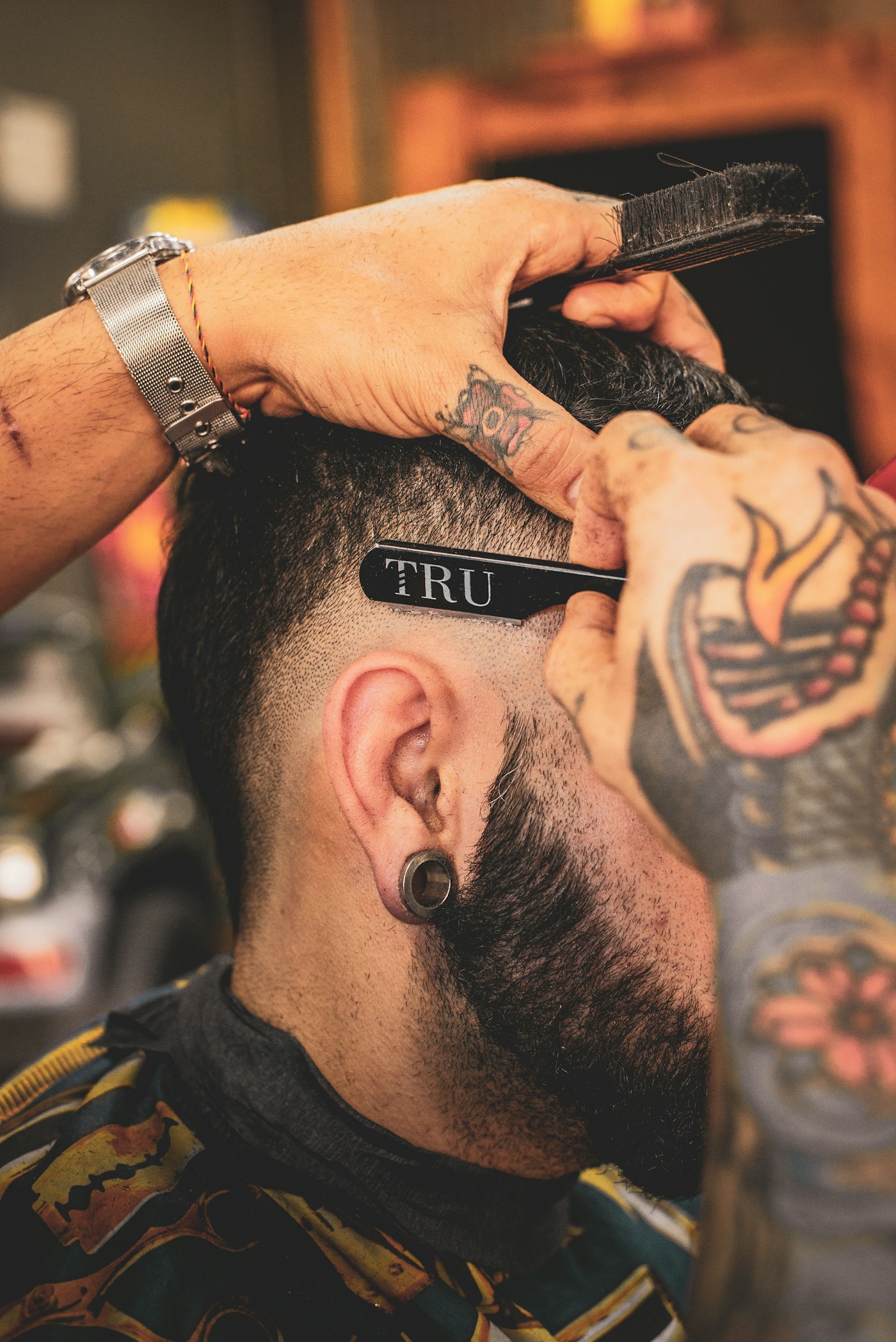 Referência ilustrativa de finalização de corte masculino com navalha